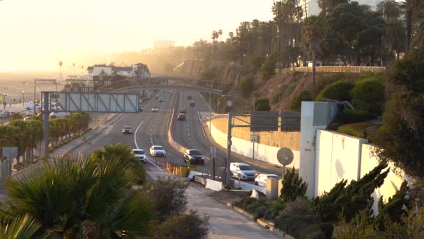 Rzadko Mijane Samochody Drodze Wybrzeży Los Angeles Wideo Góry Zachodzie — Wideo stockowe