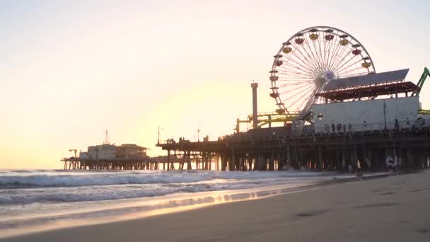 Santa Monica Sahilinde Güzel Bir Gün Batımı Sakin Okyanus Dalgaları — Stok video
