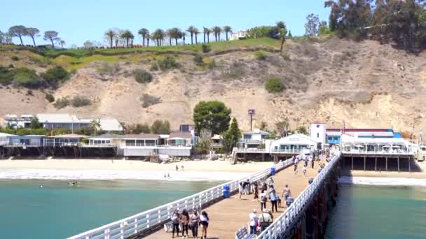 People Walking Malibu Pier Sunny Summer Day Los Angeles Usa — Stock Video