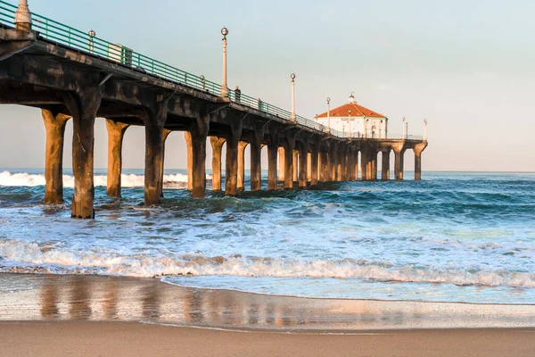 Manhattan Beach Pier Mit Meereswellen Los Angeles Kalifornien — Stockfoto