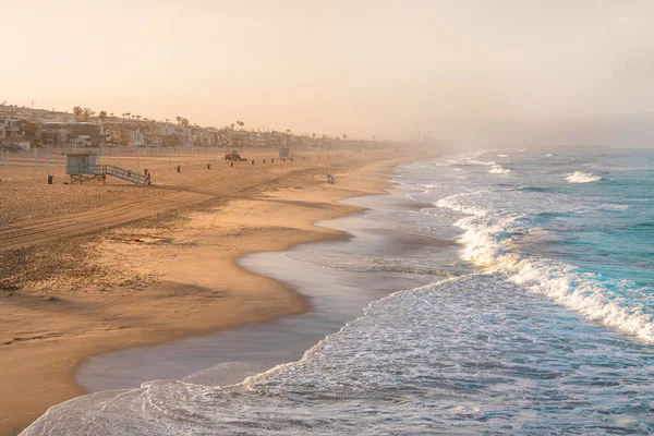 Kora Reggeli Napkelte Lágy Köd Manhattan Beach Hullámok Mentő Tornyok — Stock Fotó