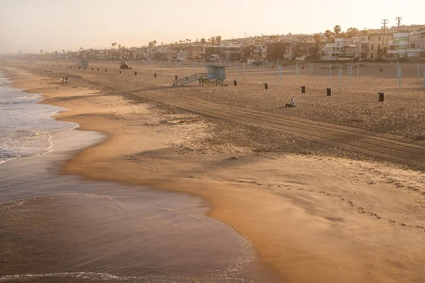 Kora Reggeli Napkelte Lágy Köd Manhattan Beach Hullámok Mentő Tornyok — Stock Fotó