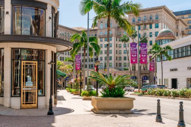 Beverly Hills sokakları, palmiye ağaçları arasından alışveriş, parlak binalar. Los Angeles, ABD - 15 Nisan 2021
