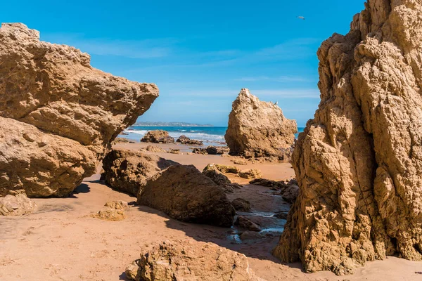 马塔多海滩 美丽的风景 岩石和大海映衬蓝天 加利福尼亚 — 图库照片