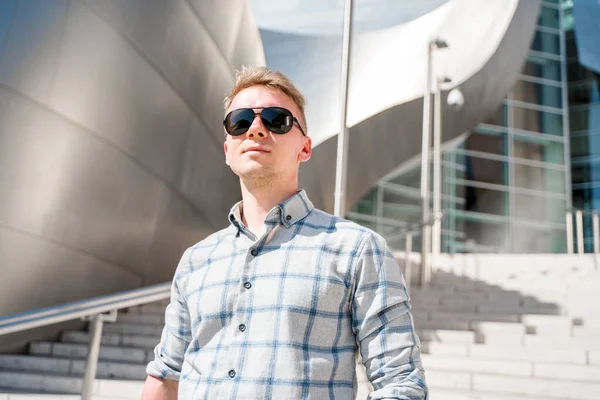 Ung Blond Man Solglasögon Står Trappan Till Walt Disney Konserthus — Stockfoto