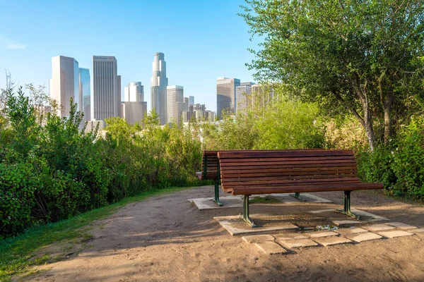 Tom Bänk Park Los Angeles Med Utsikt Över Skyskrapor Från — Stockfoto