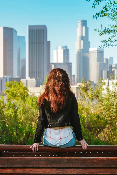 Fantastisk Brunett Kvinna Jeansjacka Sitter Parkbänk Med Utsikt Över Downtown — Stockfoto