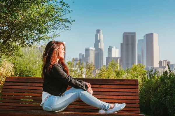 Fantastisk Brunett Kvinna Jeansjacka Sitter Parkbänk Med Utsikt Över Downtown — Stockfoto