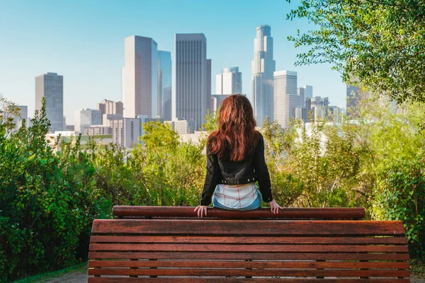 Fantastisk Brunett Kvinna Jeansjacka Sitter Parkbänk Med Utsikt Över Downtown — Stockfoto