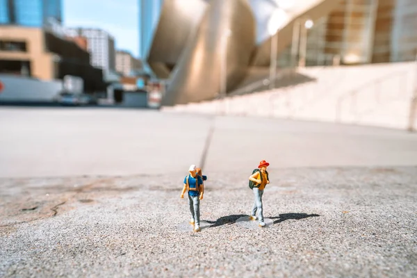 Figuras Miniatura Turistas Com Mochilas Frente Walt Disney Concert Hall — Fotografia de Stock