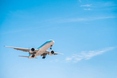 Mavi gökyüzünden kalkan bir yolcu uçağı. Los Angeles, ABD - 16 Nisan 2021