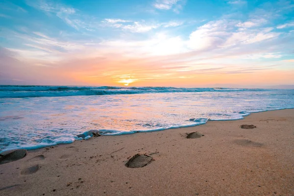 Gün Batımında Okyanusun Önündeki Kumsal Sakin Okyanus Güzel Renkli Gökyüzü — Stok fotoğraf