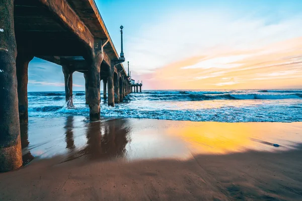 Muelle Playa Manhattan Atardecer Cielo Naranja Rosa Con Colores Brillantes — Foto de Stock