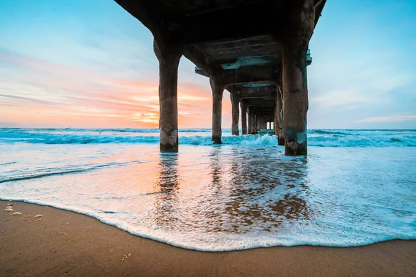 Muelle Playa Manhattan Atardecer Cielo Naranja Rosa Con Colores Brillantes — Foto de Stock