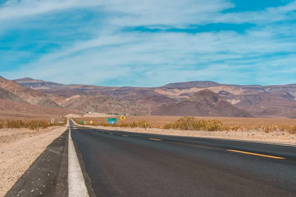 Desert Γραφικό Δρόμο Στην Κοιλάδα Του Θανάτου Φόντο Βουνό Καλιφόρνια — Φωτογραφία Αρχείου