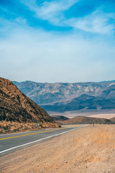 山を背景に デスバレーの砂漠の風光明媚な道路 カリフォルニア州 砂漠の素晴らしいパノラマ — ストック写真