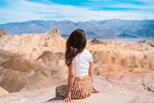 Uma Bela Jovem Mulher Saia Fica Meio Uma Paisagem Deserta — Fotografia de Stock