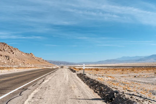 Desert Γραφικό Δρόμο Στην Κοιλάδα Του Θανάτου Φόντο Βουνό Καλιφόρνια — Φωτογραφία Αρχείου