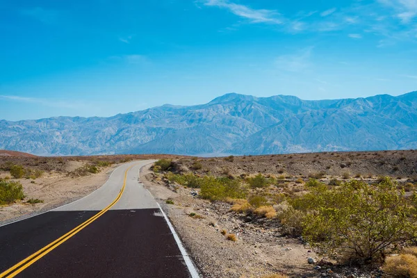 Woestijnachtige Weg Death Valley Met Bergachtige Achtergrond Californië Usa Geweldig — Stockfoto