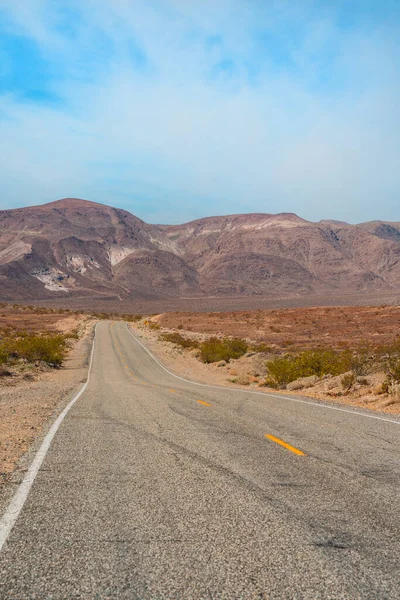 Desert Γραφικό Δρόμο Στην Κοιλάδα Του Θανάτου Φόντο Βουνό Καλιφόρνια — Φωτογραφία Αρχείου