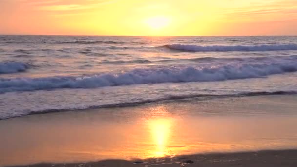 4K视频 美丽的落日在海面上 平静的海浪在海滩上 加利福尼亚 — 图库视频影像