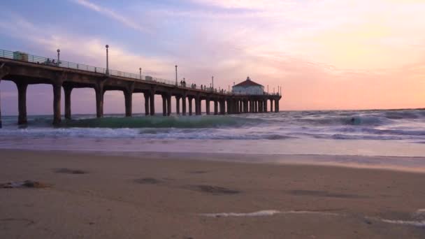 4Kビデオ カリフォルニア州マンハッタンビーチの桟橋でロサンゼルスの海の上に美しい夕日 — ストック動画