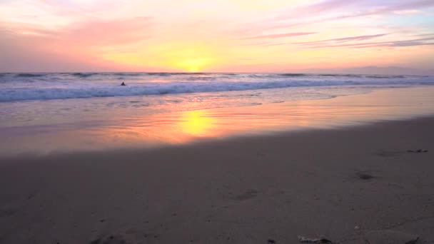 4K视频 美丽的落日在海面上 平静的海浪在海滩上 加利福尼亚 — 图库视频影像