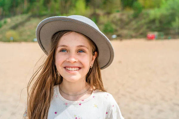 Ritratto Una Bambina Sorridente Con Cappello Tesa Larga Piedi Una — Foto Stock
