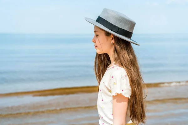 Portrait Smiling Little Girl Wide Brimmed Hat Standing Sandy Beach — Stock Photo, Image