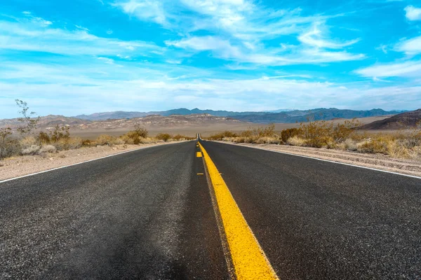 Scenic Empty Road Death Valley Stany Zjednoczone Ameryki — Zdjęcie stockowe