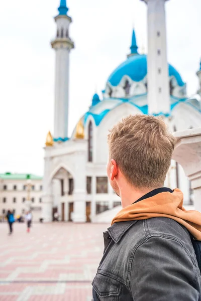 Egy Fiatal Szőke Férfi Turista Áll Egy Mecset Előtt Egy — Stock Fotó