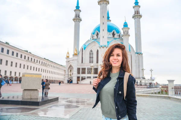 Gyönyörű Fiatal Női Turista Pózol Egy Mecset Előtt Egy Felhős — Stock Fotó