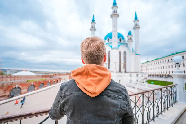 Young Male Blonde Tourist Stands Front Mosque Cloudy Day Kazan — Stock Photo, Image