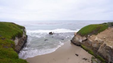 4k video. Kaliforniya 'da okyanus manzarası ve kayalarla kaplı bir pelerin. Üst görünüm
