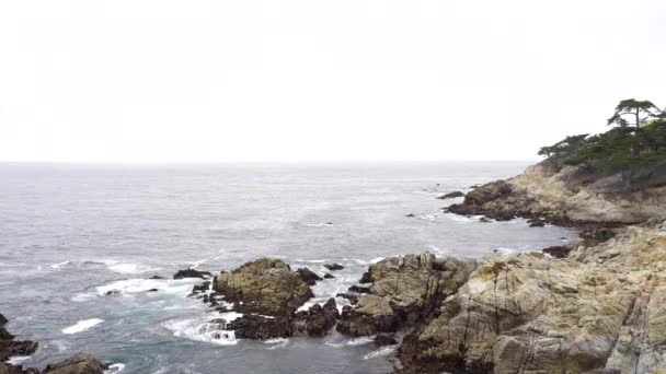 Video Vacker Utsikt Över Havet Och Udde Med Stenar Kalifornien — Stockvideo