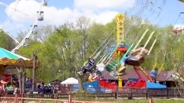 Video Una Giostra Spinning Parco Divertimenti Bambini Kazan Russia Maggio — Video Stock