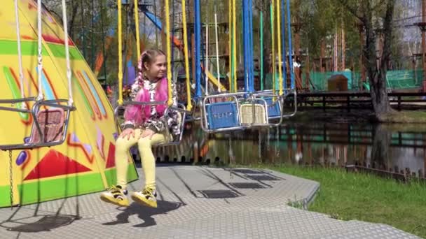 Видео Маленькая Девочка Возбуждается Перед Поездкой Карусели Детском Парке Развлечений — стоковое видео