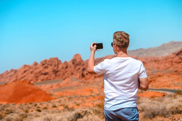 Молодой Человек Наслаждается Красивым Пейзажем Пустыни Долине Огня Национальный Парк — стоковое фото