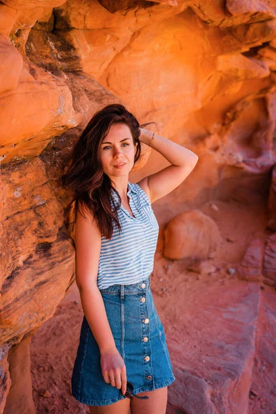 Щаслива Жінка Вогняної Долини Неваді — стокове фото