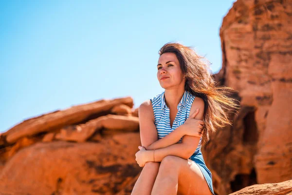 Szczęśliwa Brunetka Dolinie Ognia Nevadzie Widokiem Pustynny Krajobraz — Zdjęcie stockowe