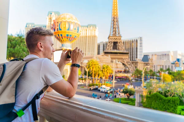Een Jongeman Loopt Door Straten Van Las Vegas Las Vegas — Stockfoto