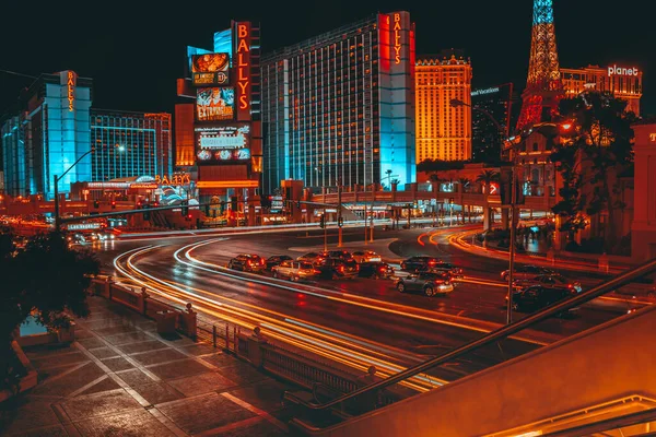 Panorama Rua Com Hotéis Las Vegas Muitas Luzes Brilhantes Carros — Fotografia de Stock