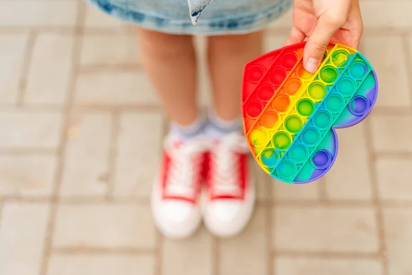 Bambina Scarpe Ginnastica Rosse Mostra Popolare Silicone Stress Giocattolo Pop — Foto Stock