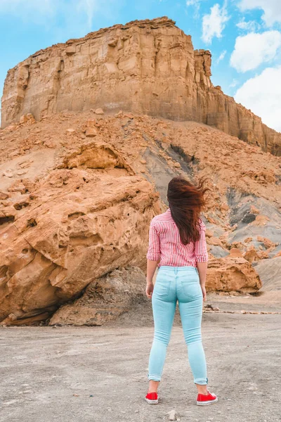 Μια Νεαρή Γυναίκα Στέκεται Κοντά Ένα Τεράστιο Βράχο Μια Όμορφη — Φωτογραφία Αρχείου