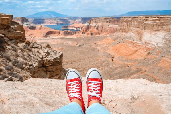 Flicka Visar Röda Sneakers Bakgrunden Utsikt Över Alström Punkt Utah — Stockfoto