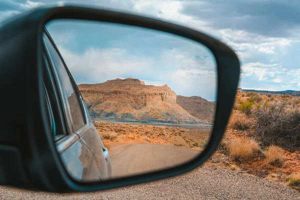 アメリカのアルストロム ポイントの車の眺めのサイドミラーで — ストック写真