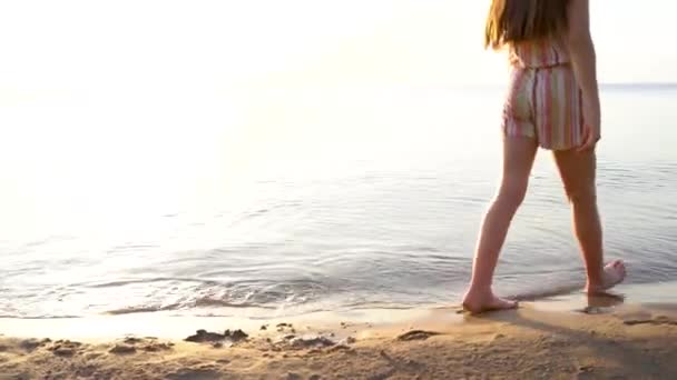 Video Ein Kleines Mädchen Geht Und Tanzt Auf Dem Wasser — Stockvideo