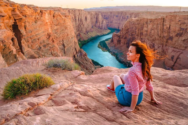 Молодая Женщина Красных Скалах Любуется Видом Дамбу Глен Каньон Аризона — стоковое фото