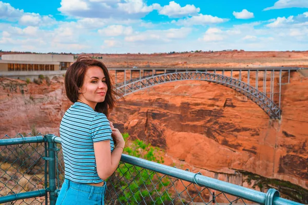 Młoda Kobieta Stoi Widokiem Most Glen Canyon Dam Arizona — Zdjęcie stockowe