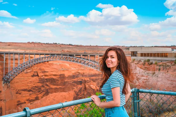 Młoda Kobieta Stoi Widokiem Most Glen Canyon Dam Arizona — Zdjęcie stockowe